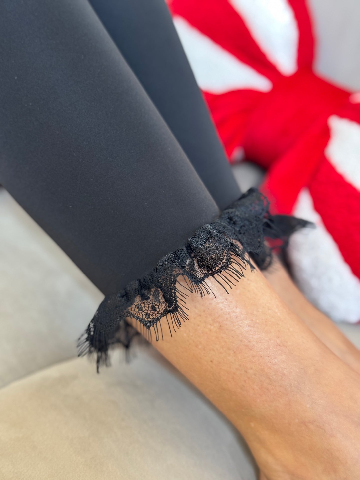 Legginsy – Komfort i Romantyczne Wykończenie