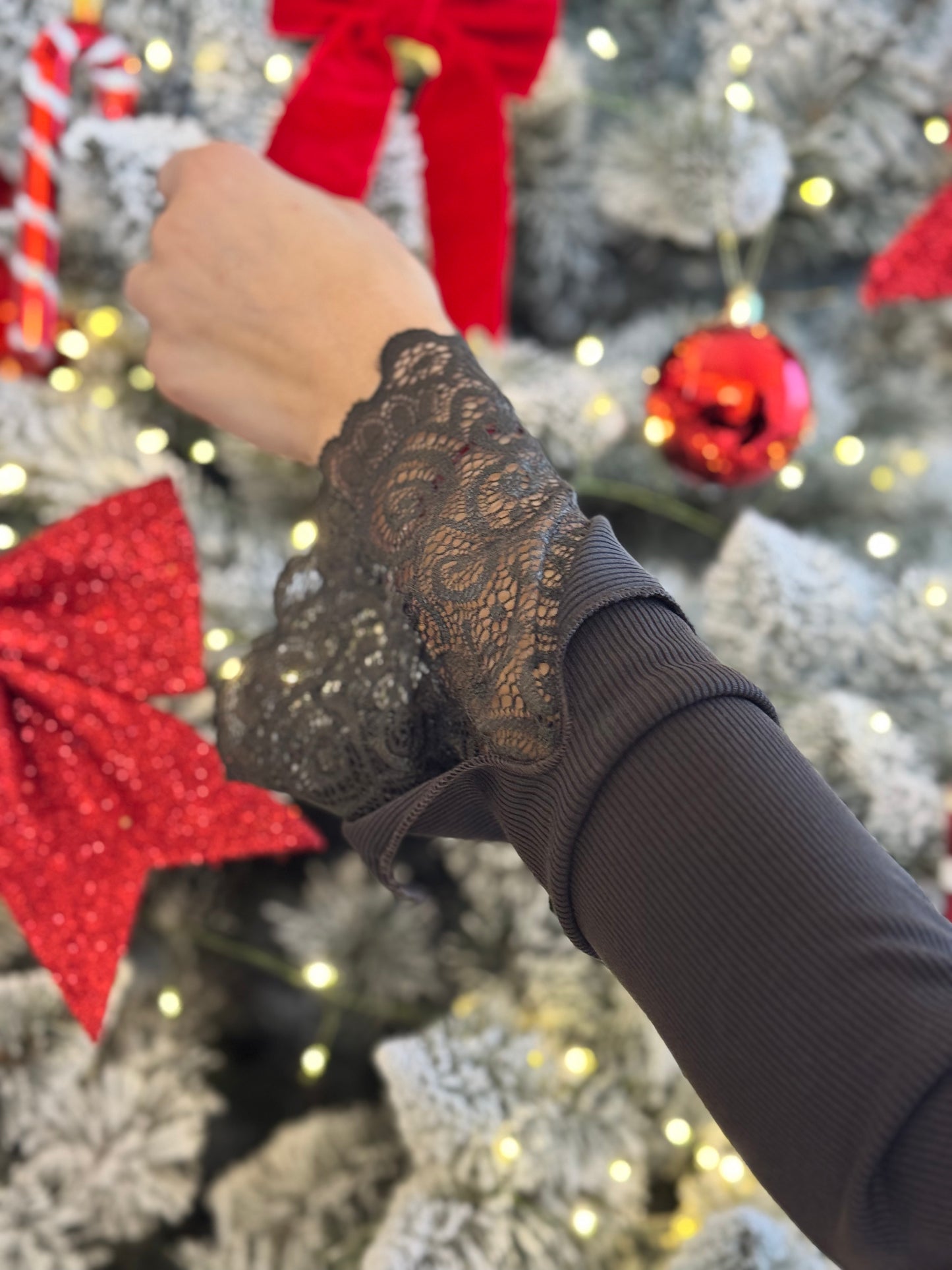 Dopasowana Bluzka z Koronkowym Akcentem