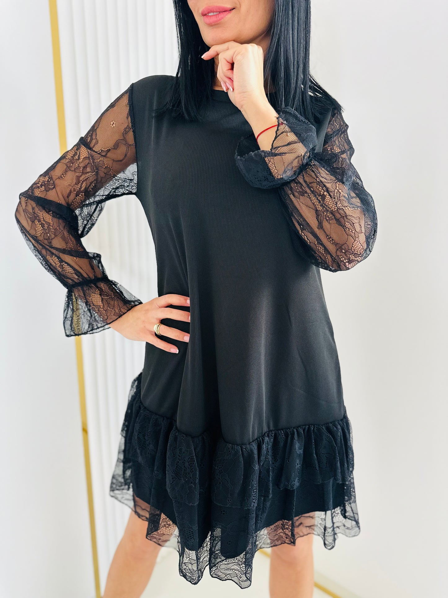 Czarna Sukienka z koronkowymi rękawami