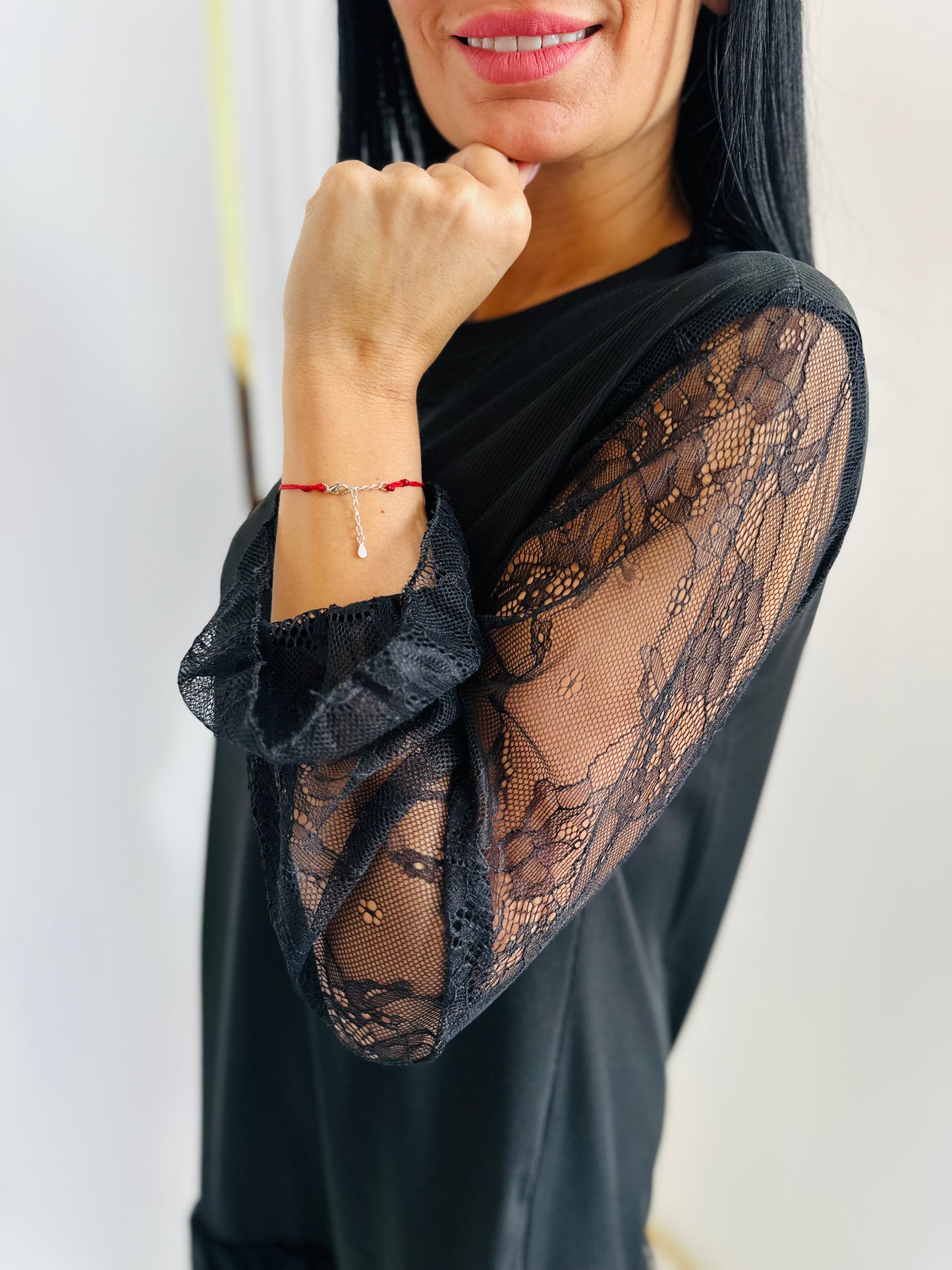 Czarna Sukienka z koronkowymi rękawami