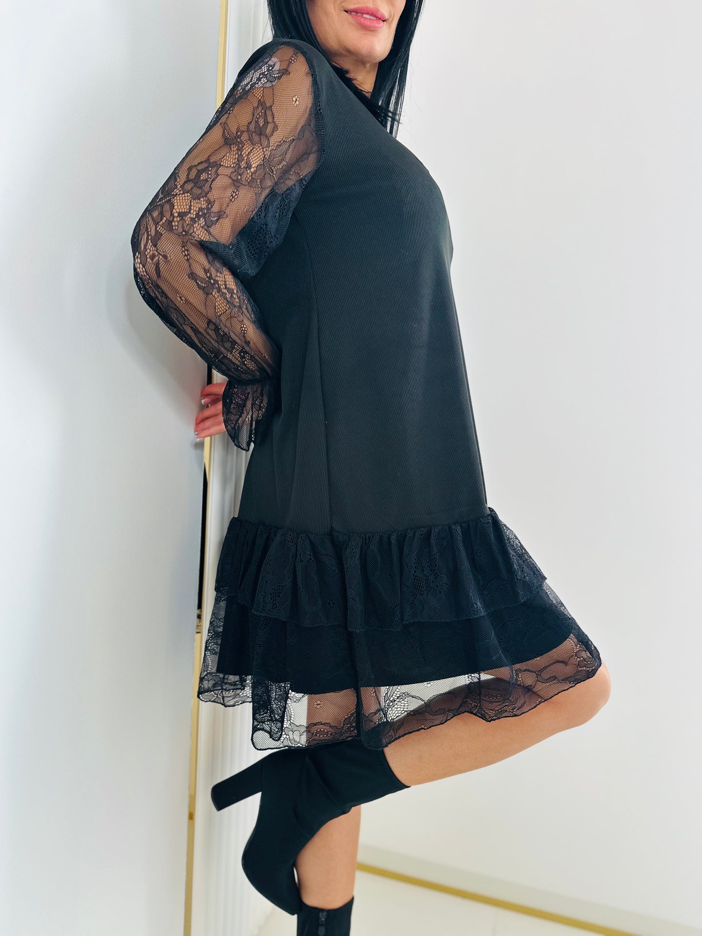 Czarna Sukienka z koronkowymi rękawami