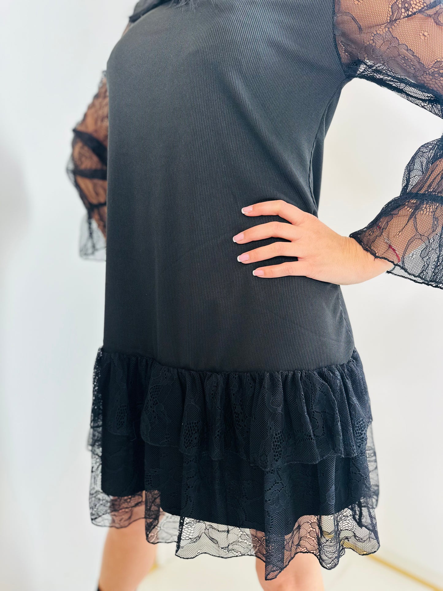 Czarna Sukienka z koronkowymi rękawami