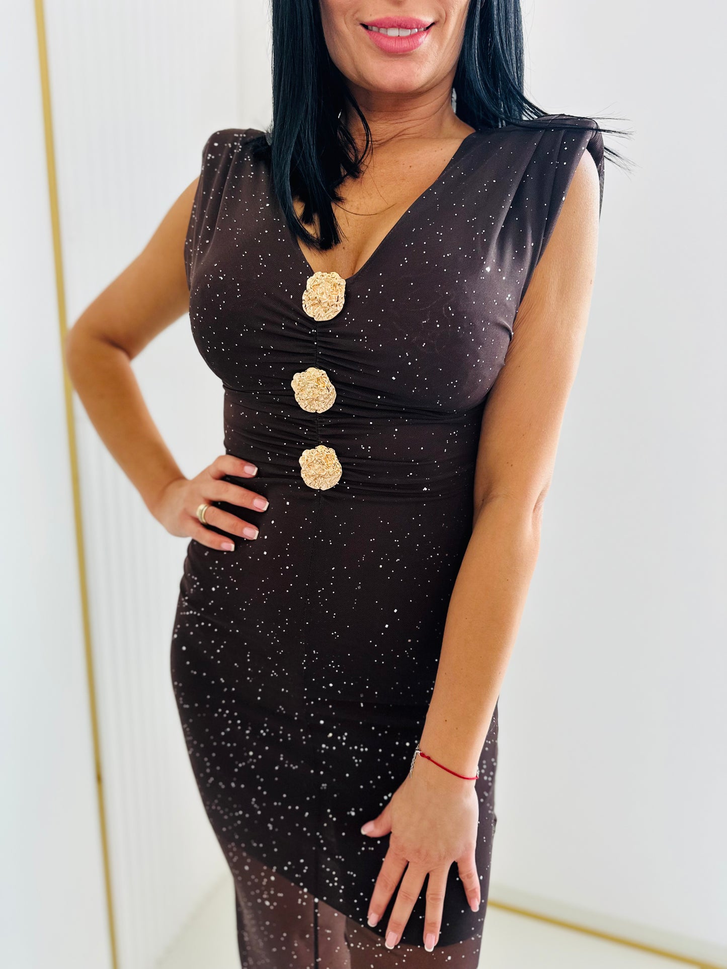 Sukienka z cyrkoniami i złotymi guzikami