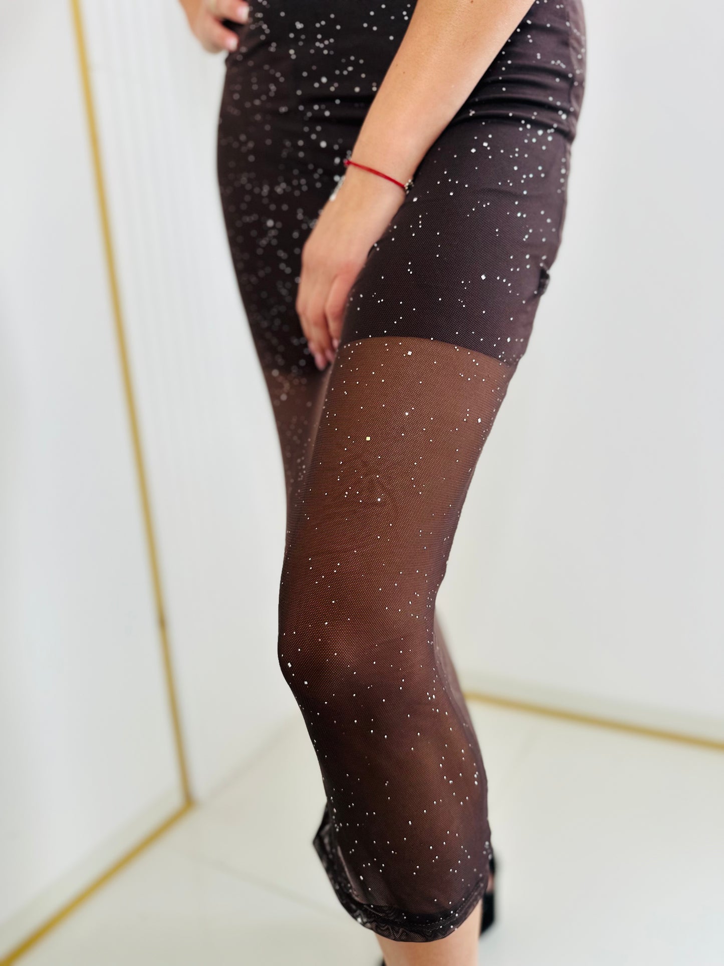 Sukienka z cyrkoniami i złotymi guzikami