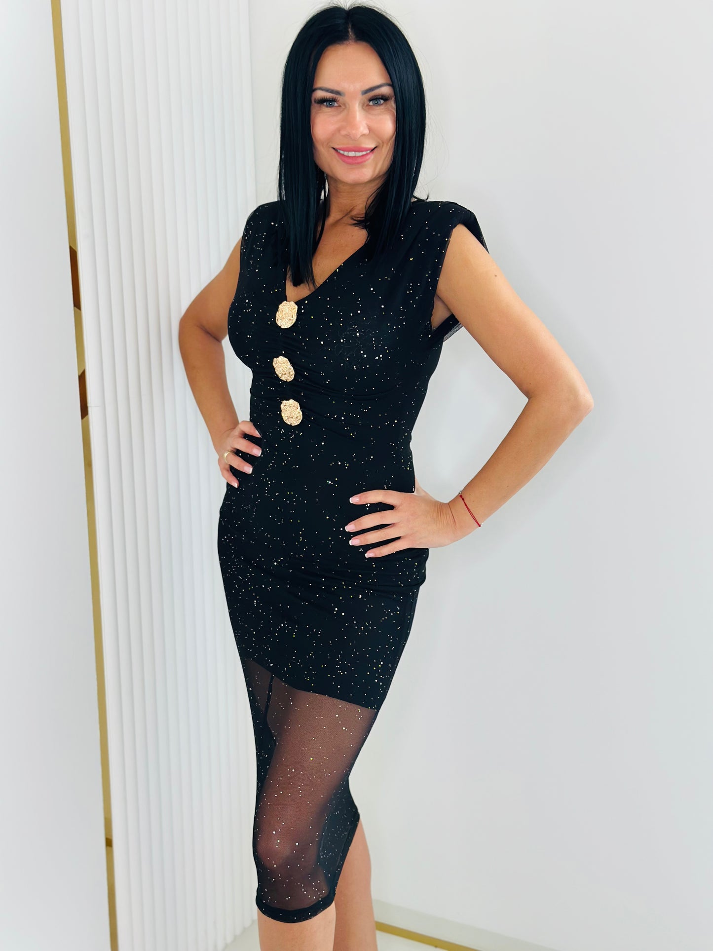 Sukienka z cyrkoniami i złotymi guzikami