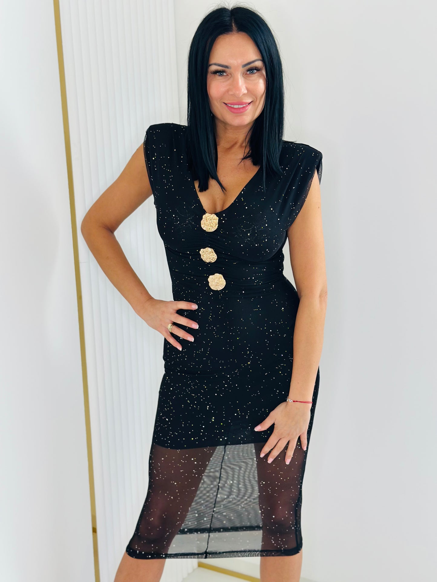 Sukienka z cyrkoniami i złotymi guzikami